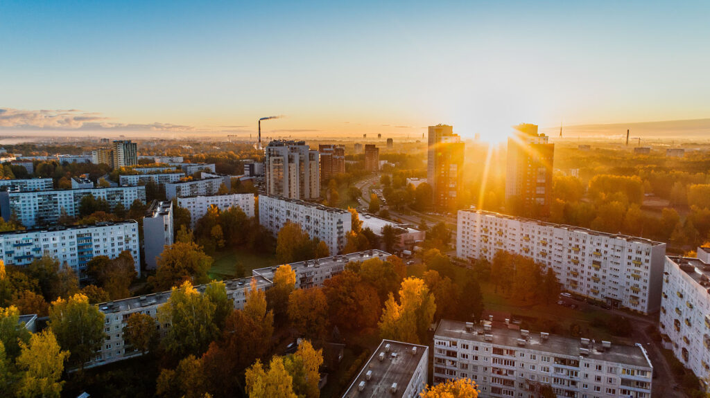 Widok z góry na zabudowę mieszkaniową podczas zachodu słońca